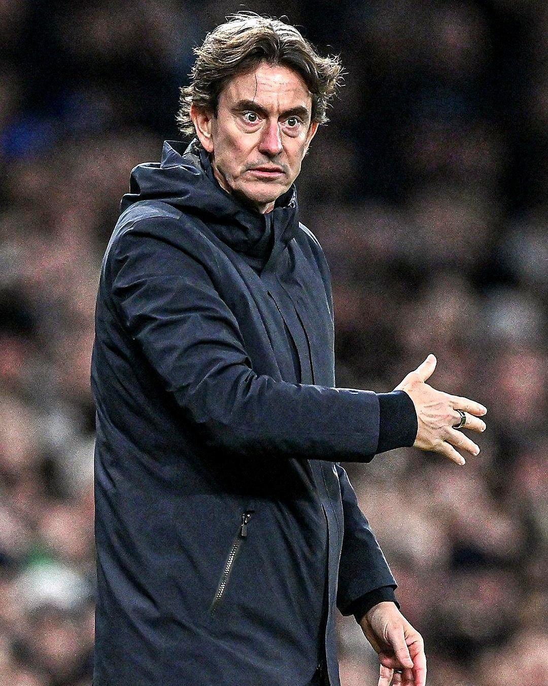 主场哨一响，热刺又跪了。1比2被西汉姆补刀，三连败把球迷直接点炸，“弗兰克明早滚