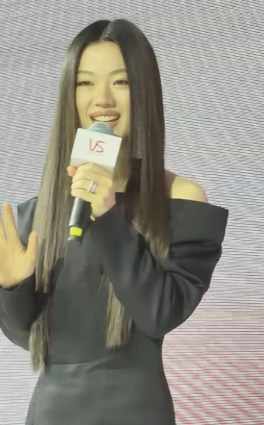 3月31日，单依纯与李荣浩闹风波后，现身上海参加沙宣活动！ 