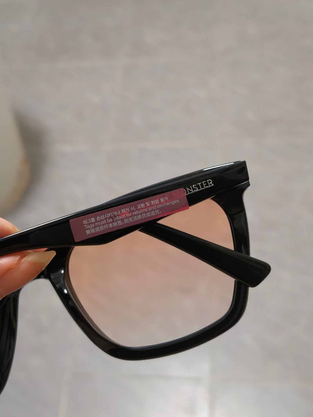每次收拾办公室都能发现新东西。。。这次是买了还没戴过的GM。。。 