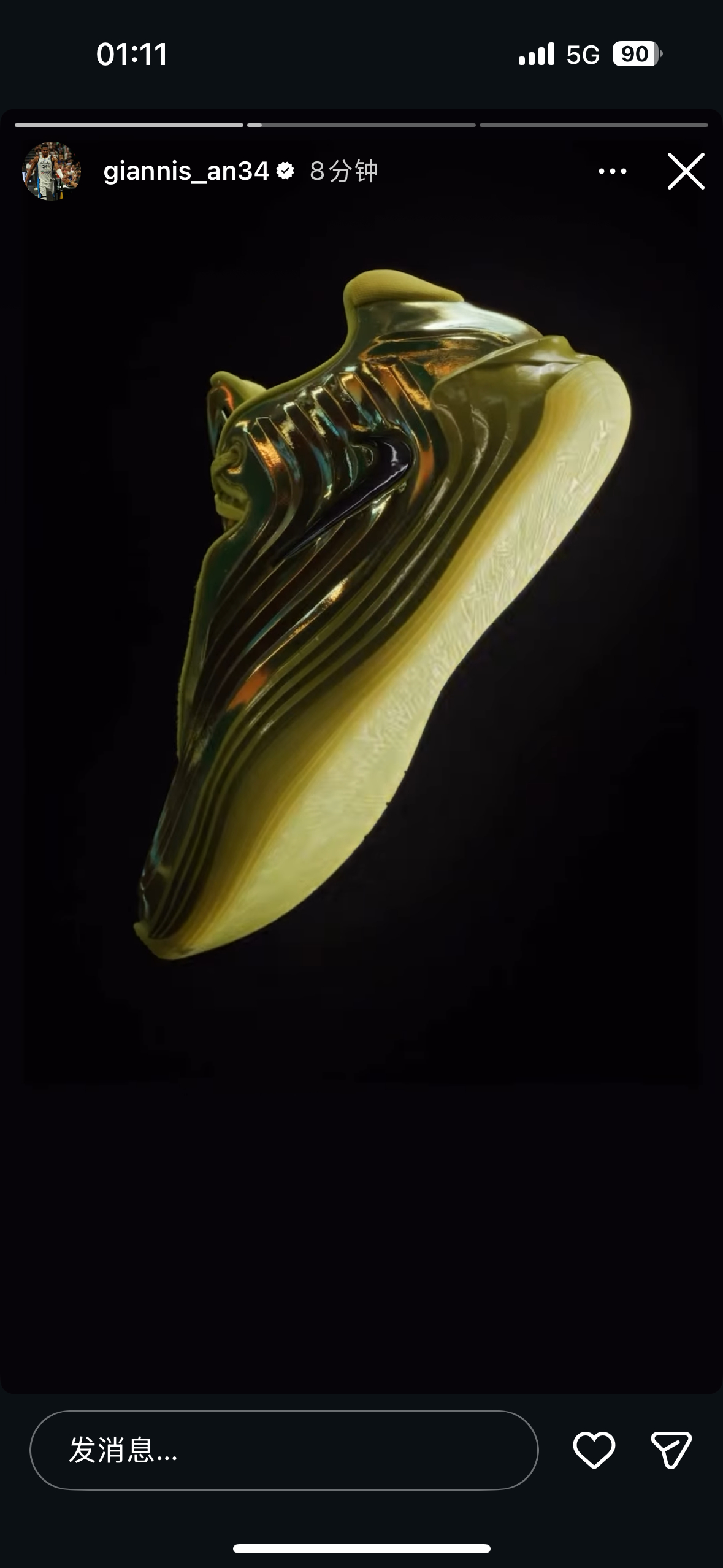 就在Shams刚刚宣布雄鹿不打算交易字母哥后 字母哥紧接着在社交宣传了自己的新鞋