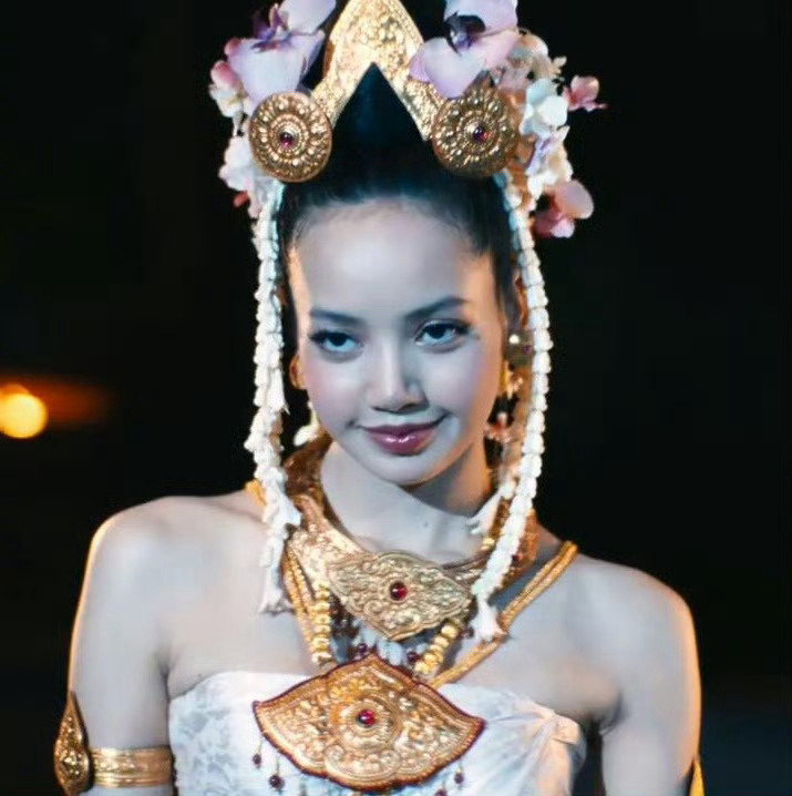 《白莲花度假村》第三季终于要播了，本季去泰国度假，有Lisa参演。 