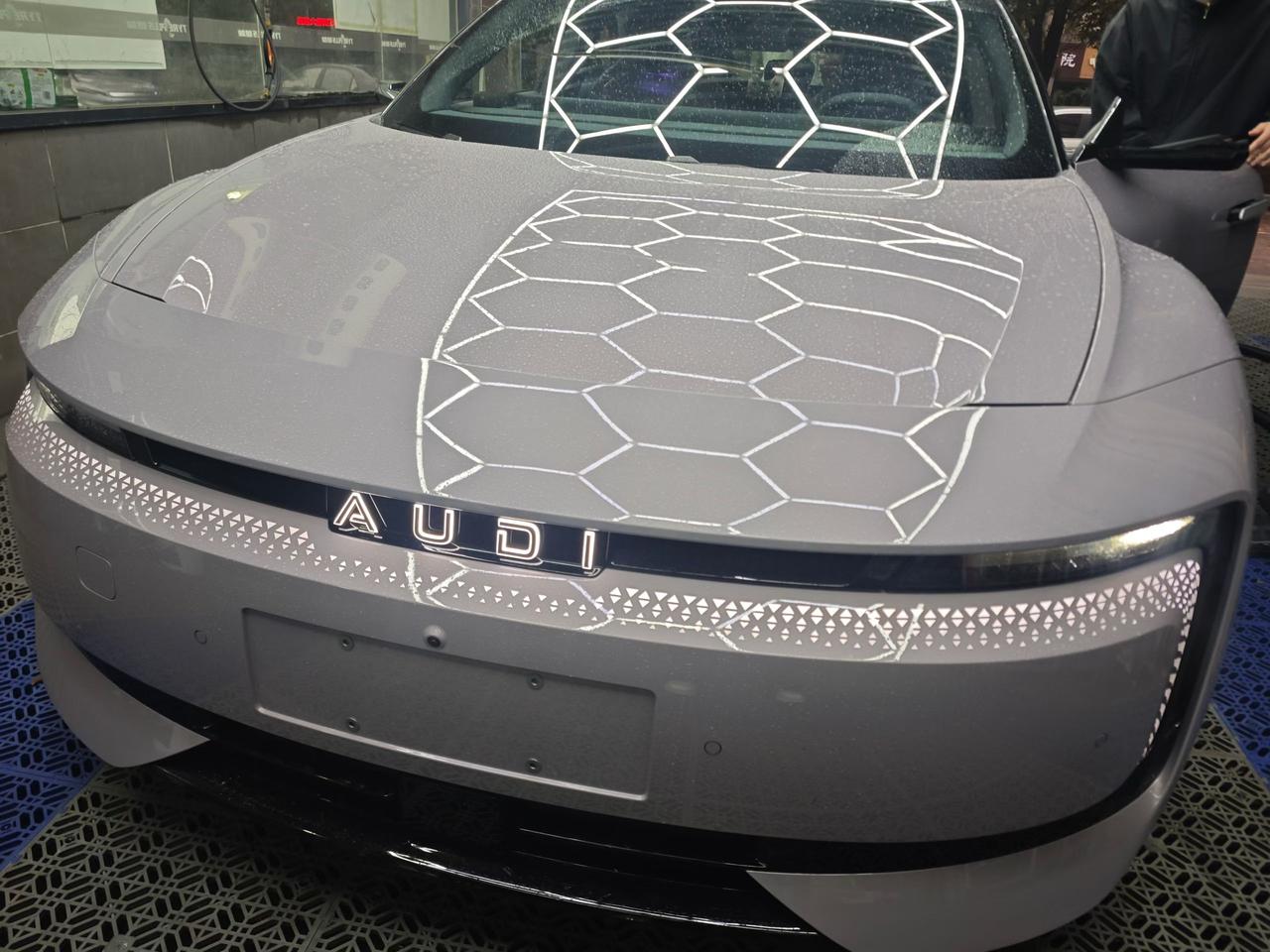 这款奥迪E5 Sportback猎装车身是它最鲜明的标签，既有溜背线条，而且也保