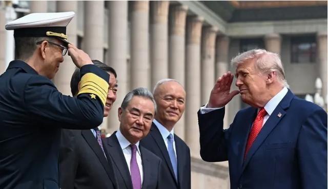 特朗普见到中方军官，敬了一个军礼！很多人以为，这不过是外交礼节，入乡随俗，走个过