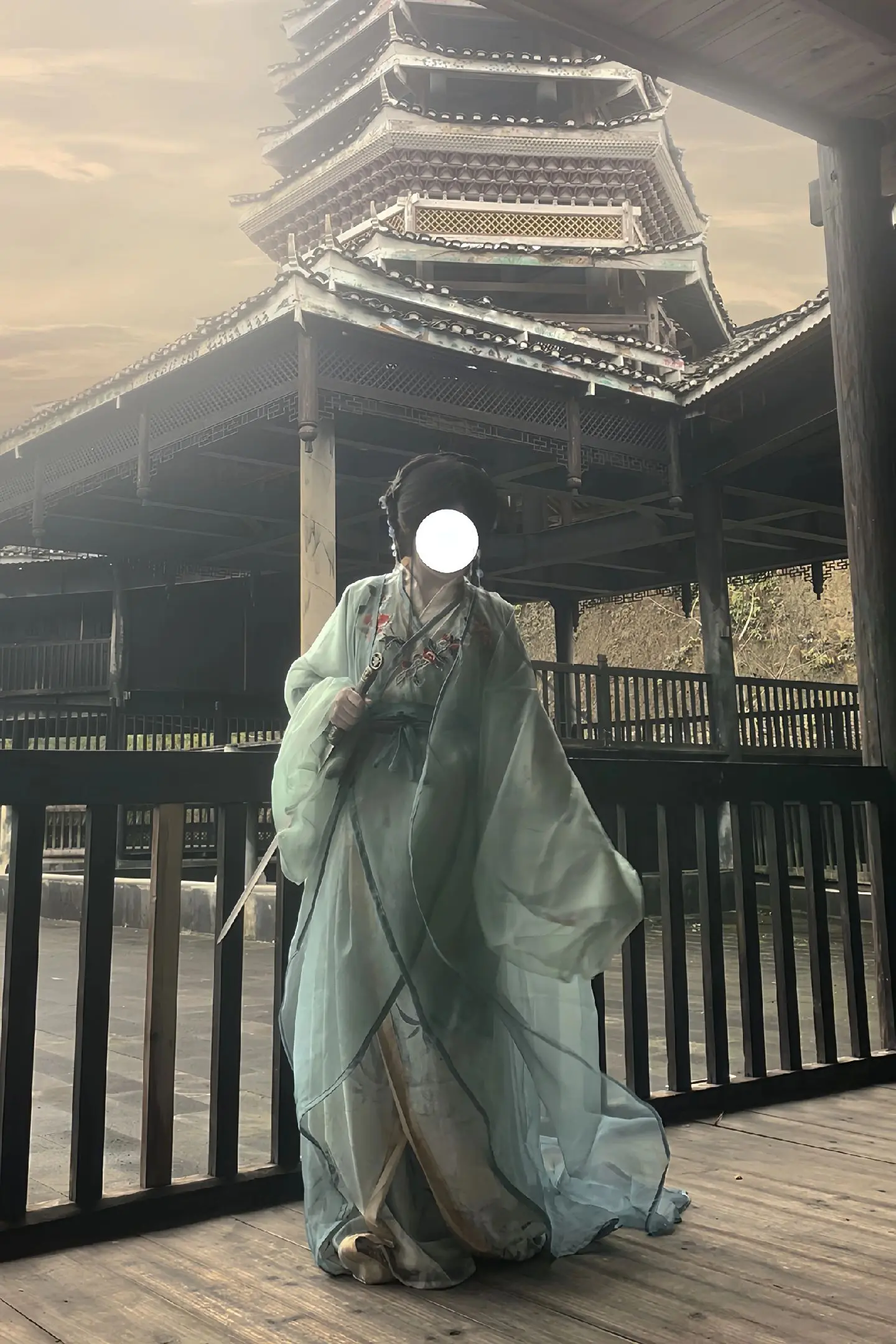 “不才，我只有一个咒印，但可炸元婴”