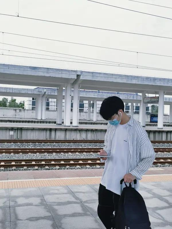 61岁网红“东北源哥”离世引发了大量关注。11月20日他突发心梗去世，前一天还发