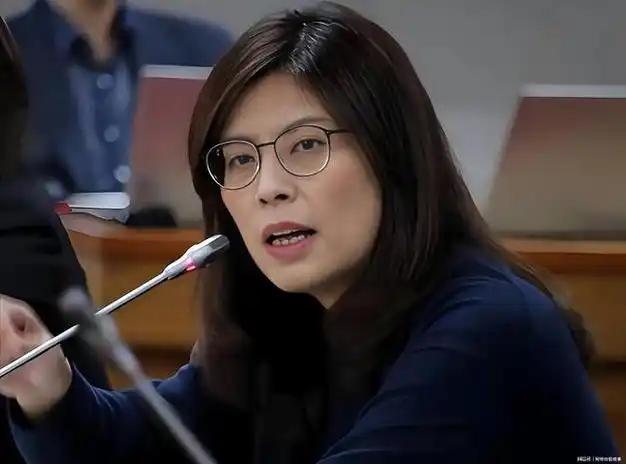 郑丽文访陆受高规格接待，重头戏已提前敲定，马英九智囊一锤定音..
 
4月7日中