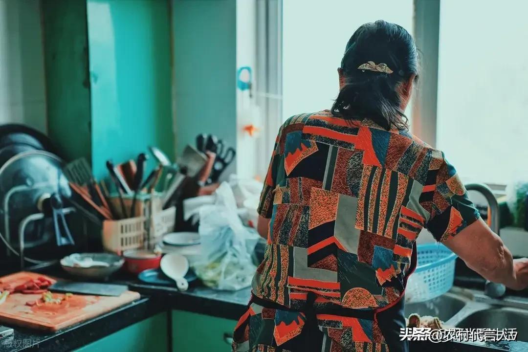 发现没有：那些没有退休金、在城里帮儿女带娃的农村老人，晚年的生活远比想象中要憋屈