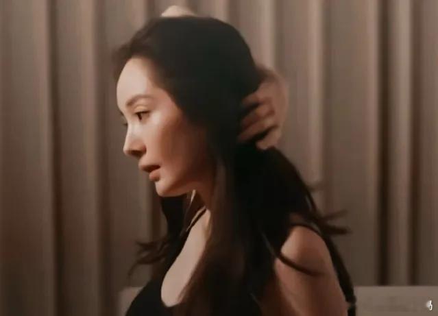 杨幂和刘诗诗的粉丝吵起来啦！这事是因为《惊蛰无声》发布了海报和预告片，就几秒的镜