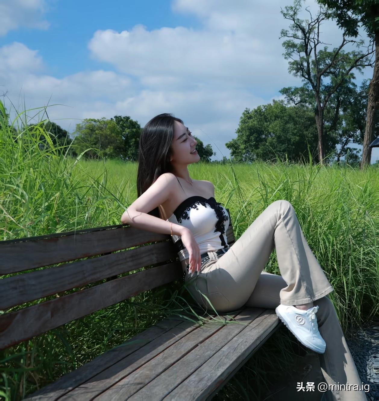 在夏的画布上，草地是澄澈的绿，天空是纯净的蓝，而我，是这自然里一抹随性的风景，把