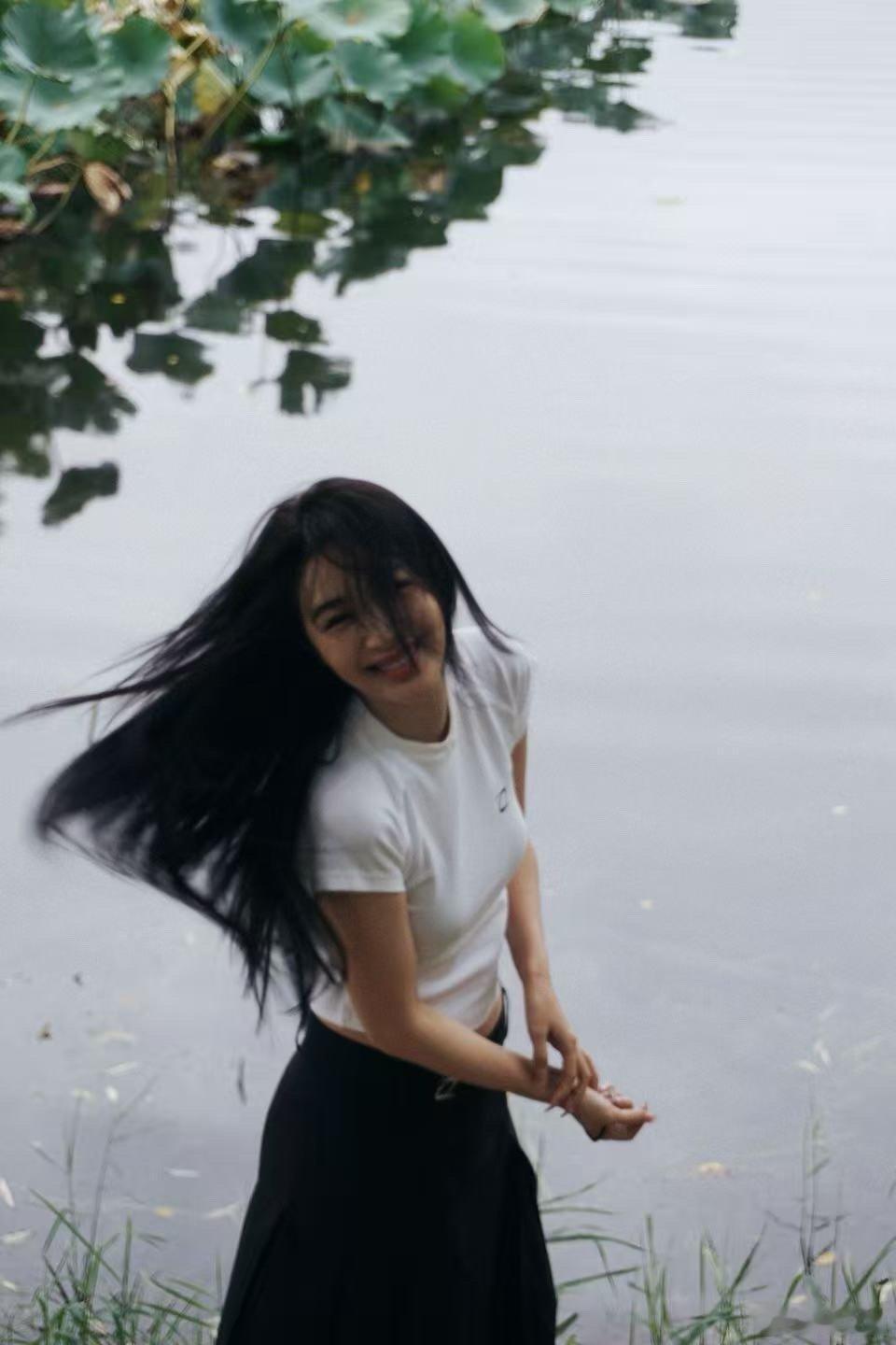 李菲儿溢出屏幕的鲜活感 隔着屏幕都能被她的活力撞个满怀！不是刻意摆拍的精致，而是