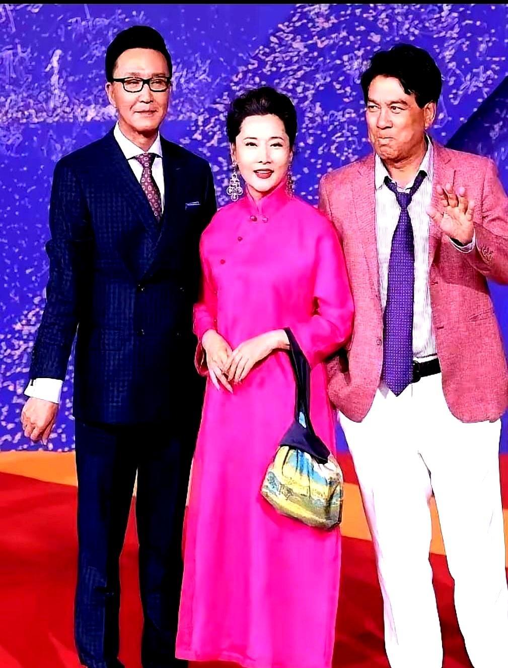 60岁的何赛飞刚拿金鸡影后，笑得像灯泡。旁边朱时茂，老搭档陈佩斯不在，他也笑得像