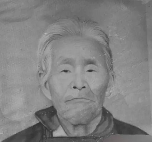 1961年正月初二，81岁、双目失明的老太太肖韩氏正坐在院子里晒太阳。

突然传