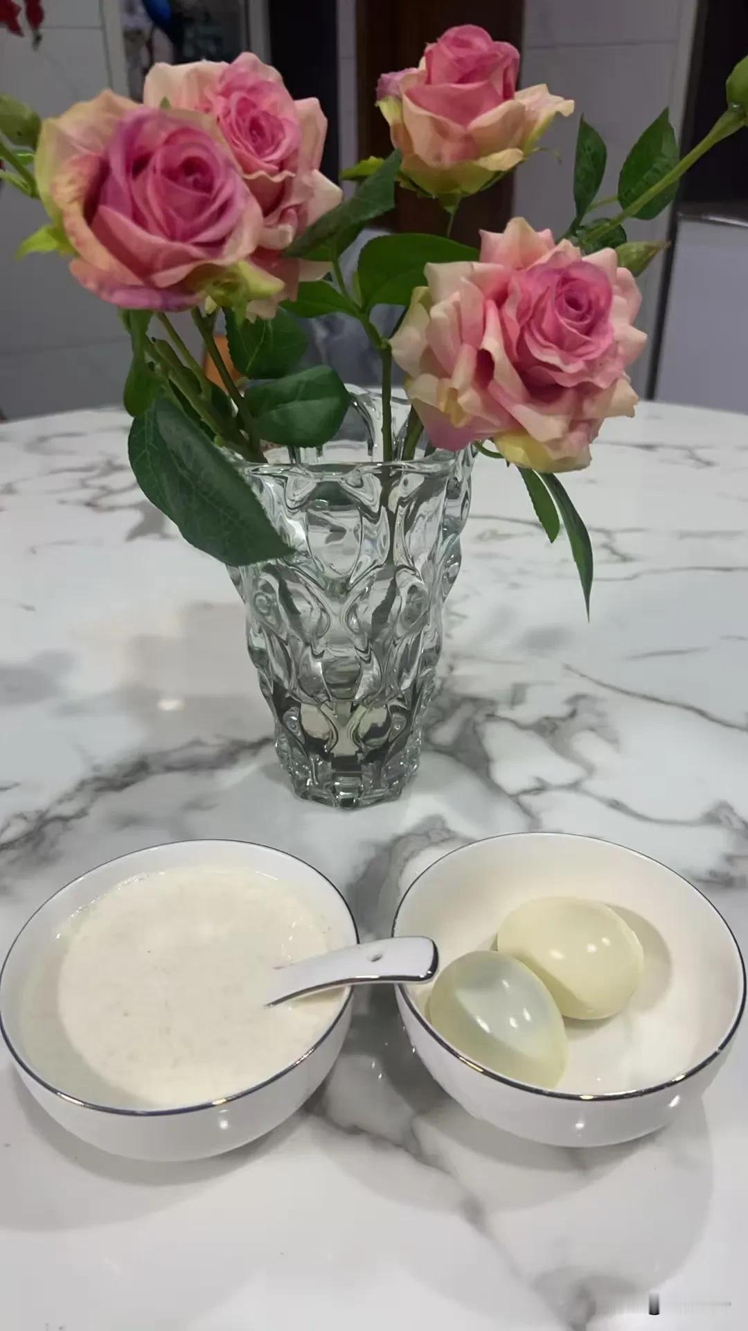 粉嫩玫瑰配牛奶，幸福从早餐开始🌹🥛[微笑][星星眼]