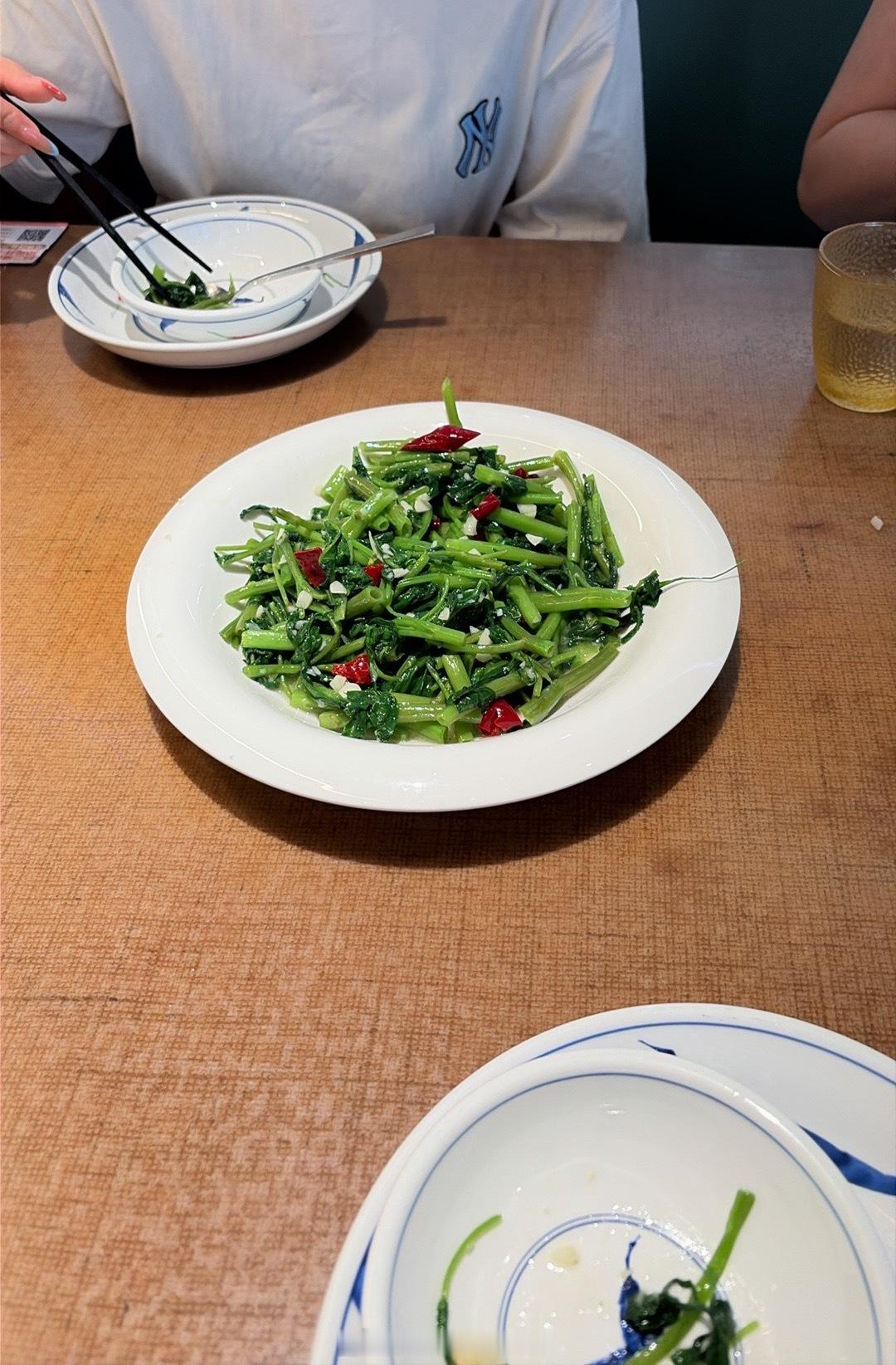 在大连这几天餐厅素菜真的很少，去吃的店素菜基本都是肉，吃了几天的肉，已经腻了来南