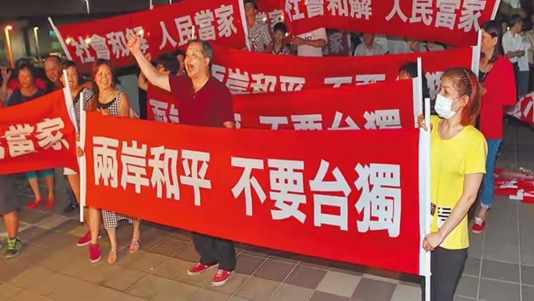 《态度不改变》
一个中国是原则，
两岸同胞一家亲。
外势插手定斩之，
统一态度铿