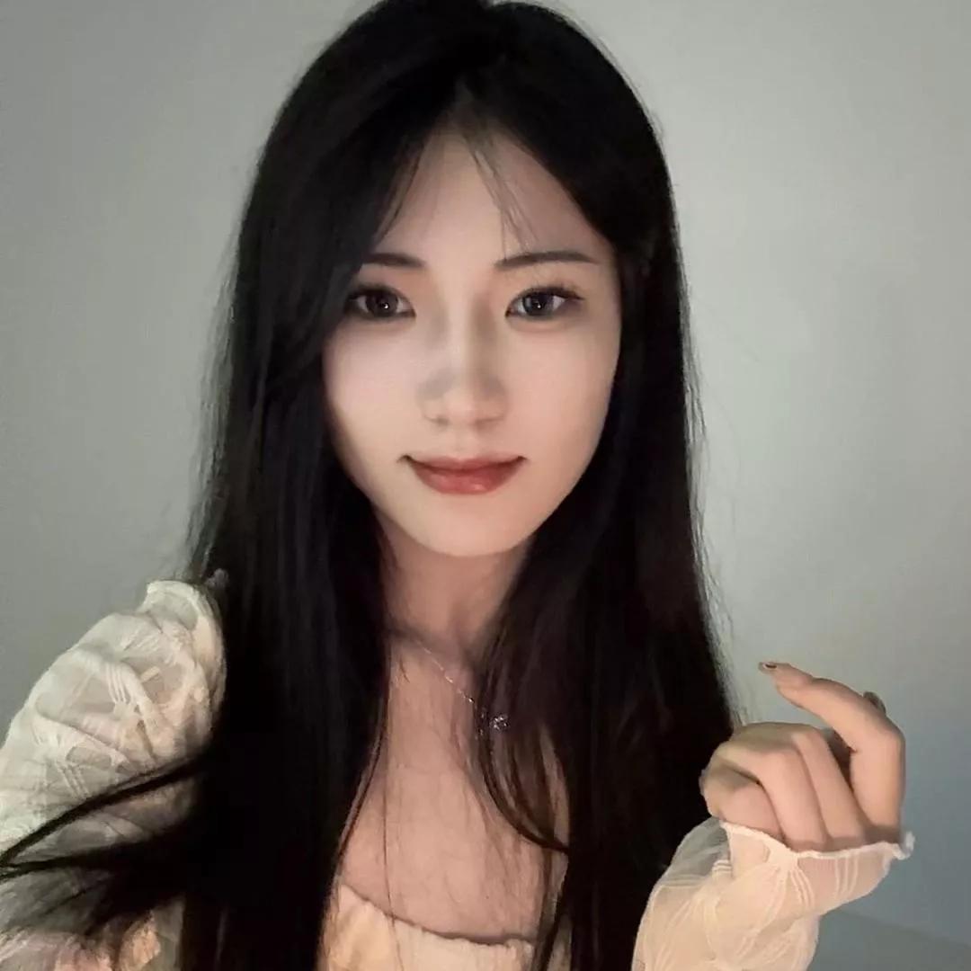 温柔的长发女孩，浅笑盈盈，散发着迷人的魅力。温柔气质美女 温婉长发少女 温婉气质