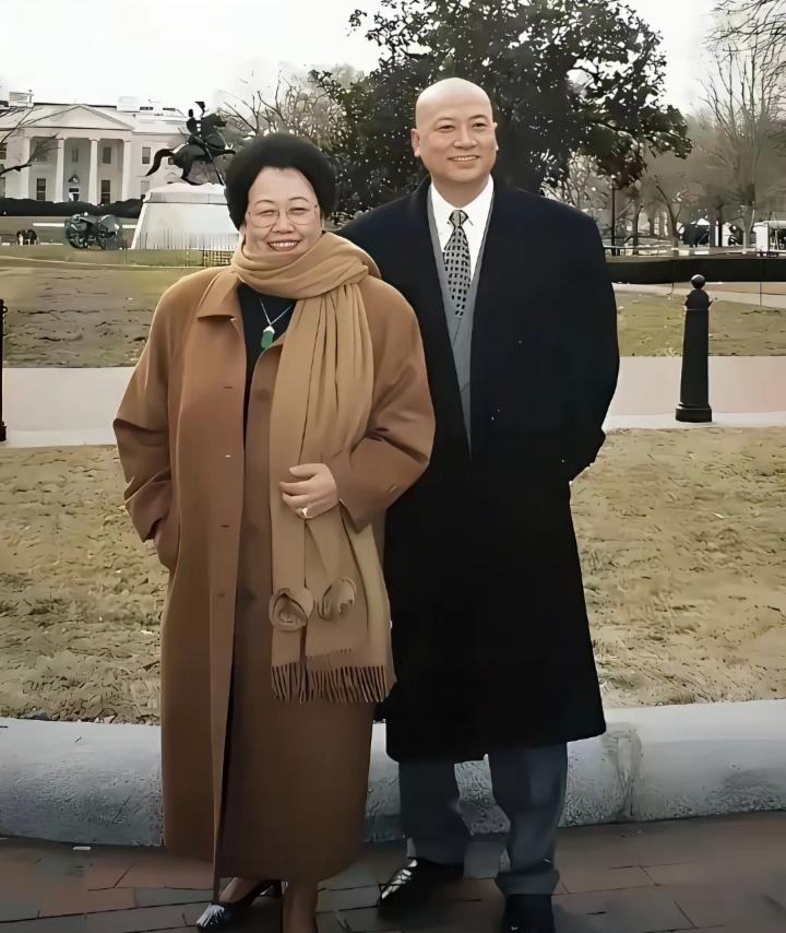 迟重瑞和陈丽华这对夫妻相敬如宾，真的越看越有味道。每次两人同框，迟重瑞永远站在陈