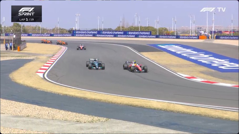 安东内利起步不好，汉密尔顿上到第二（随后上到第一），勒克莱尔上到第四（随后上到第