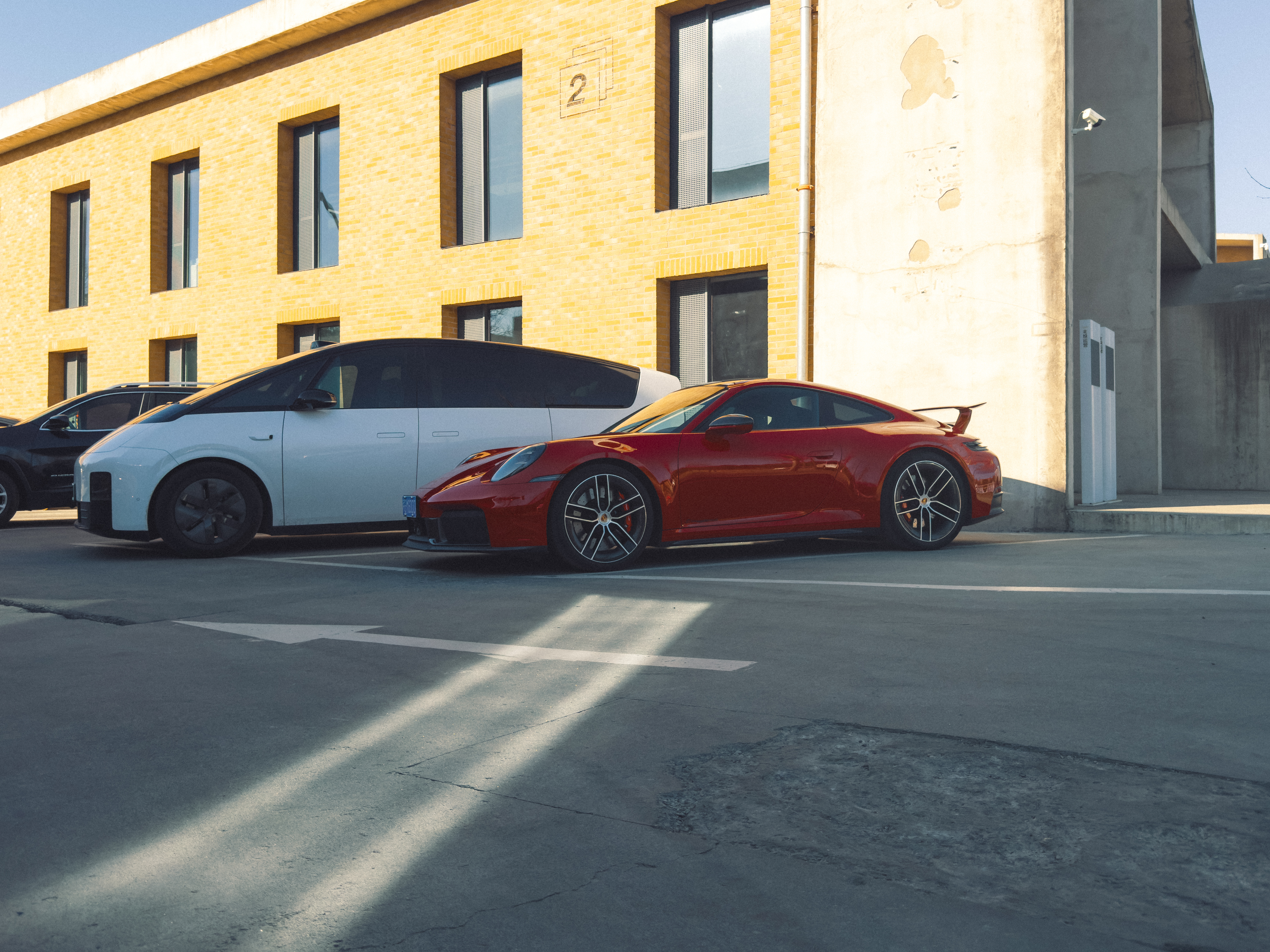 喝完咖啡出来，刚好一台 MEGA 停在了 GTS 旁边由同一个设计师完成，不同时