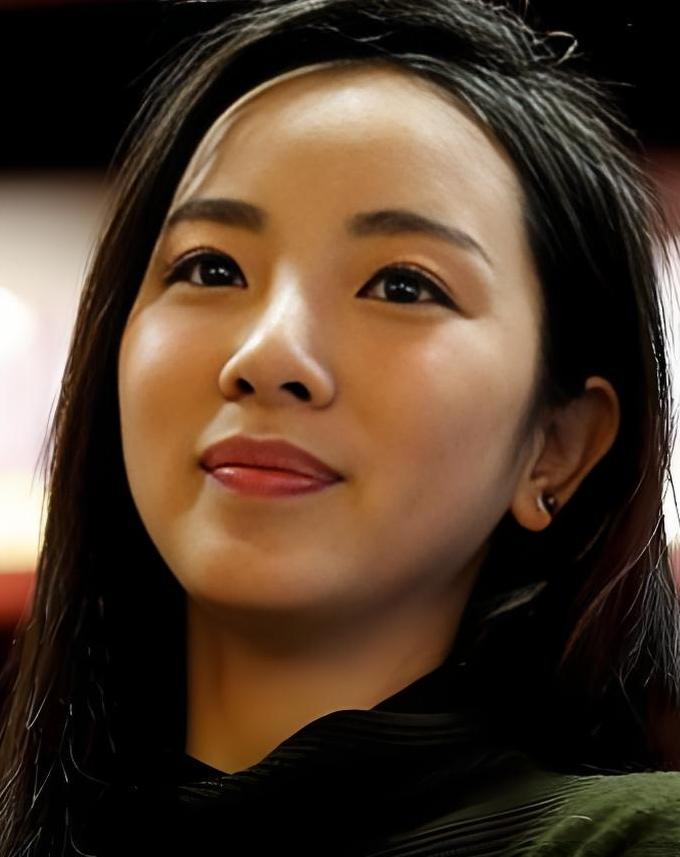 北大校花李思思，才貌双全的顶级学霸女神！ 北大本硕连读，校园公认“御用主持”，气