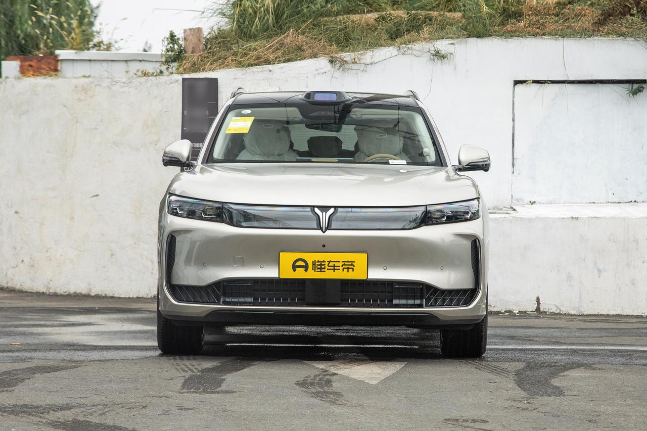 第一眼看岚图FREE车身大气宽厚，线条硬朗有力量感，整体气场充足。但前脸元素偏多