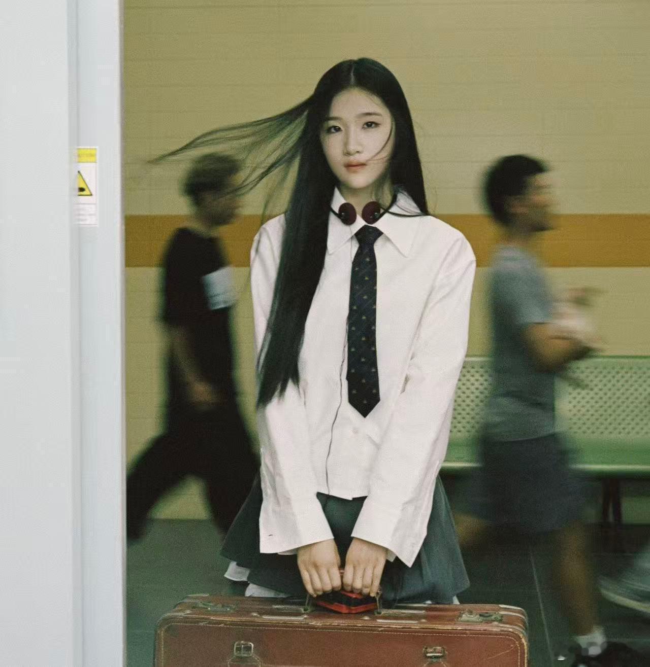 卢庚戌女儿出道作高级感 从不是依附的继承者，而是自主追光的音乐人，她的出道也为的