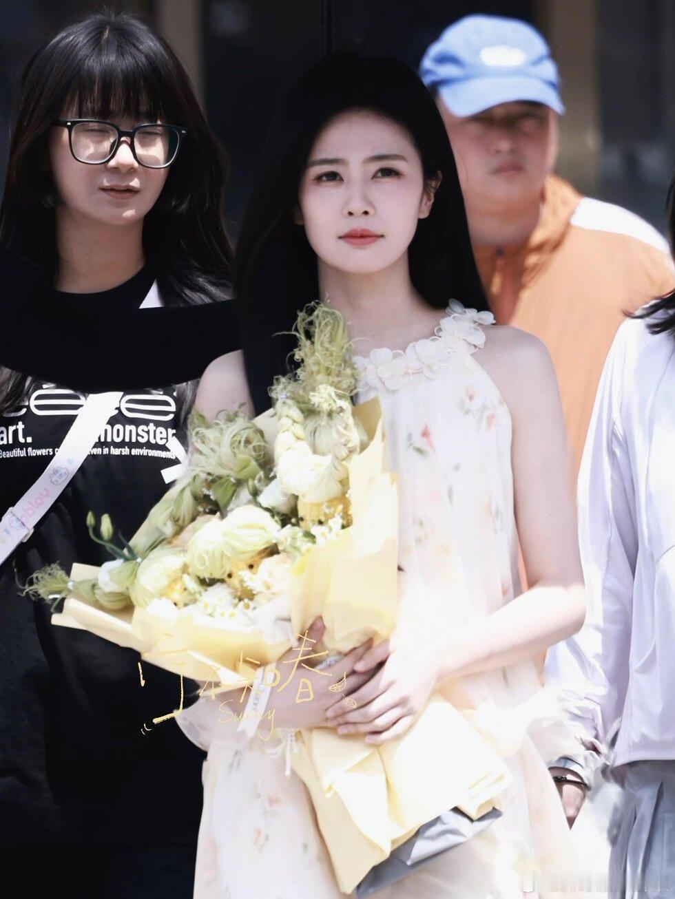 白鹿[超话]白鹿抱着玉米花束白鹿玉米梦女收到玉米花束 谁懂给白鹿这么合适的礼物啊