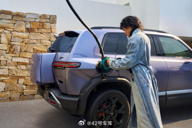 方程豹钛 3 的闪充版上市了，此次推出的两款车型分别成为了两驱和四驱版本中的顶配