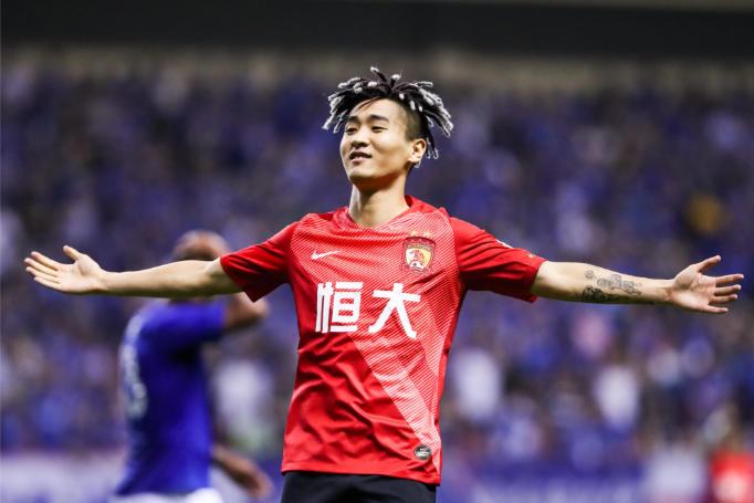 韦世豪变了。
当年那个在场上谁都不服的“狠人”，如今对着镜头，说话客气得像换了个