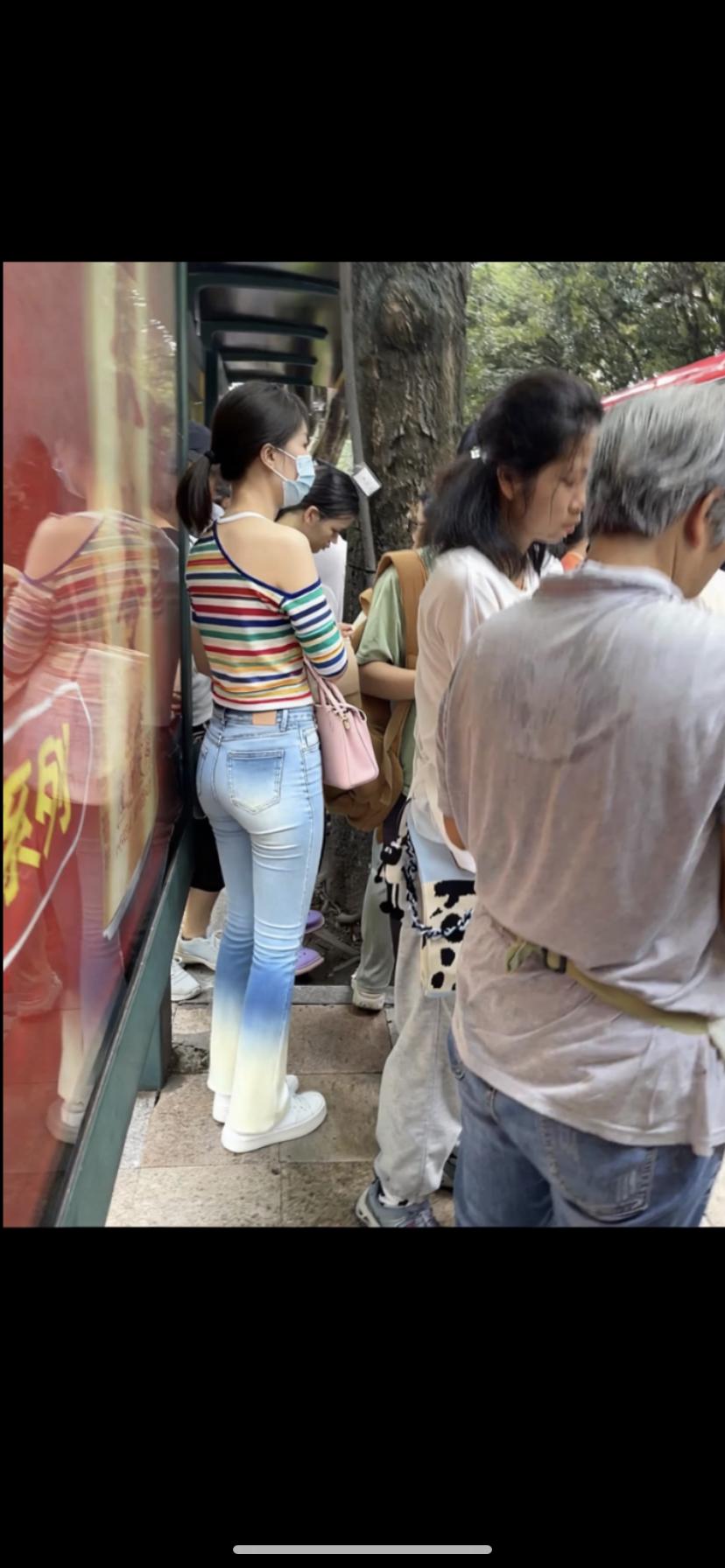 排队等待的日常，口罩下的城市生活