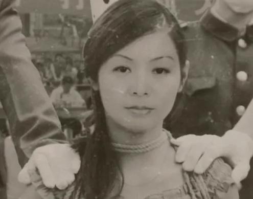 1983年，年仅23岁的“女流氓”翟曼霞被带到了刑场，而当法警举起步枪准备开枪之