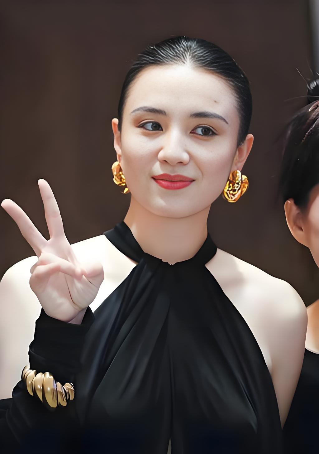 44岁的宋佳，东北哈尔滨姑娘，当年四个帅哥狂追，她却偏偏爱上已婚导演张黎，甘愿背