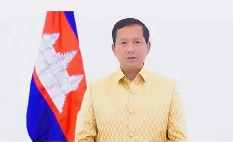 洪玛奈刚把柬埔寨的命运与前程压给美国时，就挨了一记闷棍。
美军舰八年后再次停靠西