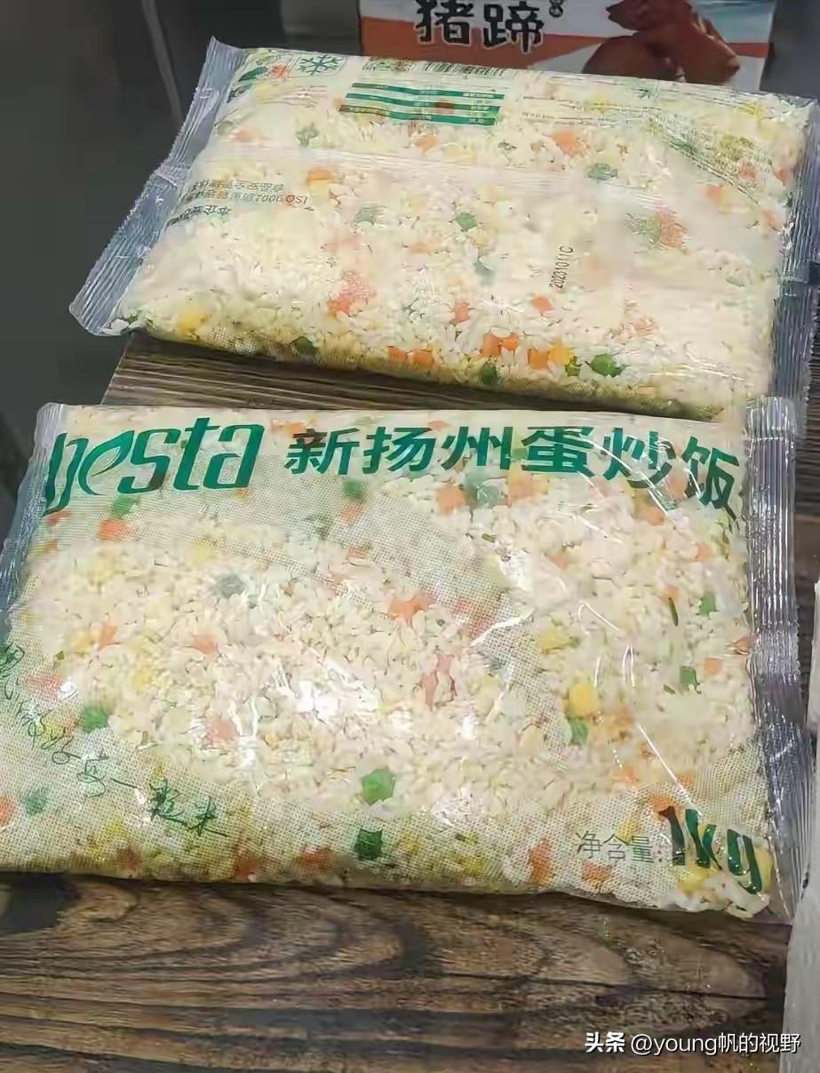 你见过预制版的扬州炒饭吗？今晚在个小餐饮店吃晚饭，向老板点了一份扬州炒饭，只见老