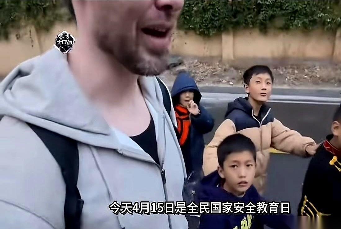 一名自称前CIA雇员的美国博主，带着相机钻进大凉山，原本想拍点“贫穷素材”发回外