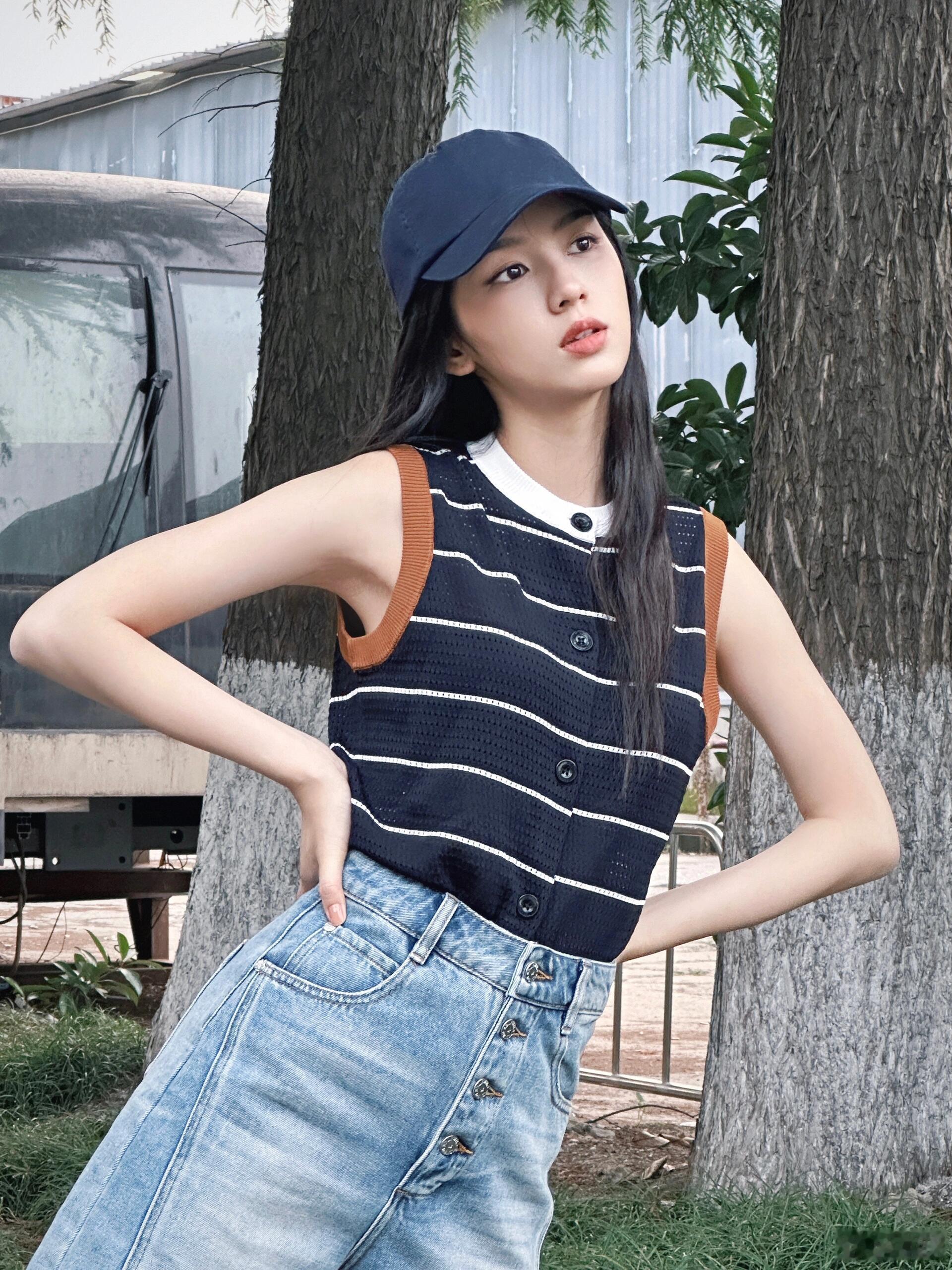 周也 🍀 夏日路边随拍，美美的青春女大 ​​​