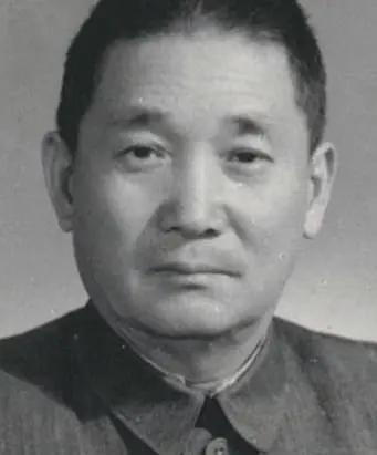 张治中将军去参观美国和加拿大交界处的尼亚加拉瀑布，但他持有的是美国护照，几次交涉