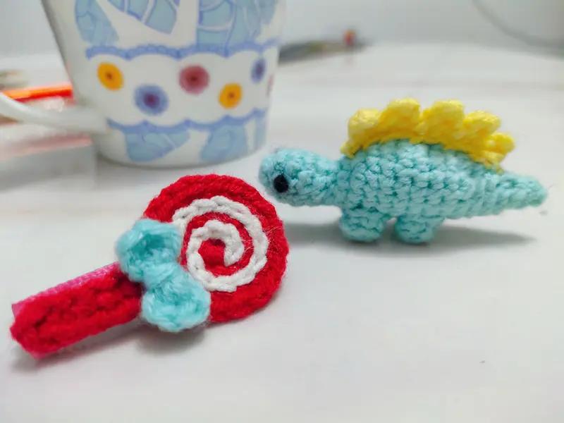 你喜欢钩针工艺品吗? 我超爱钩针工艺品！就说钩织小恐龙挂件，那软萌的模样谁能拒绝