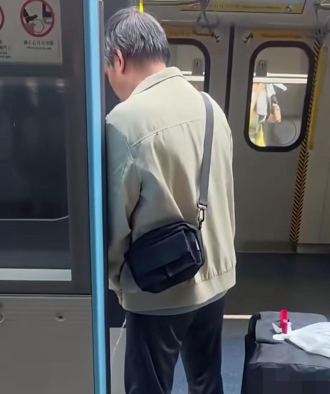 大爷从地铁里面出来就地解决，人来人往的，旁边还有摄像头，他还好意思。