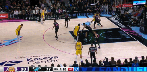 很疼！詹姆斯一肘打在拉松后脑勺！
在今天NBA常规赛湖人对阵热火的第三节比赛中，