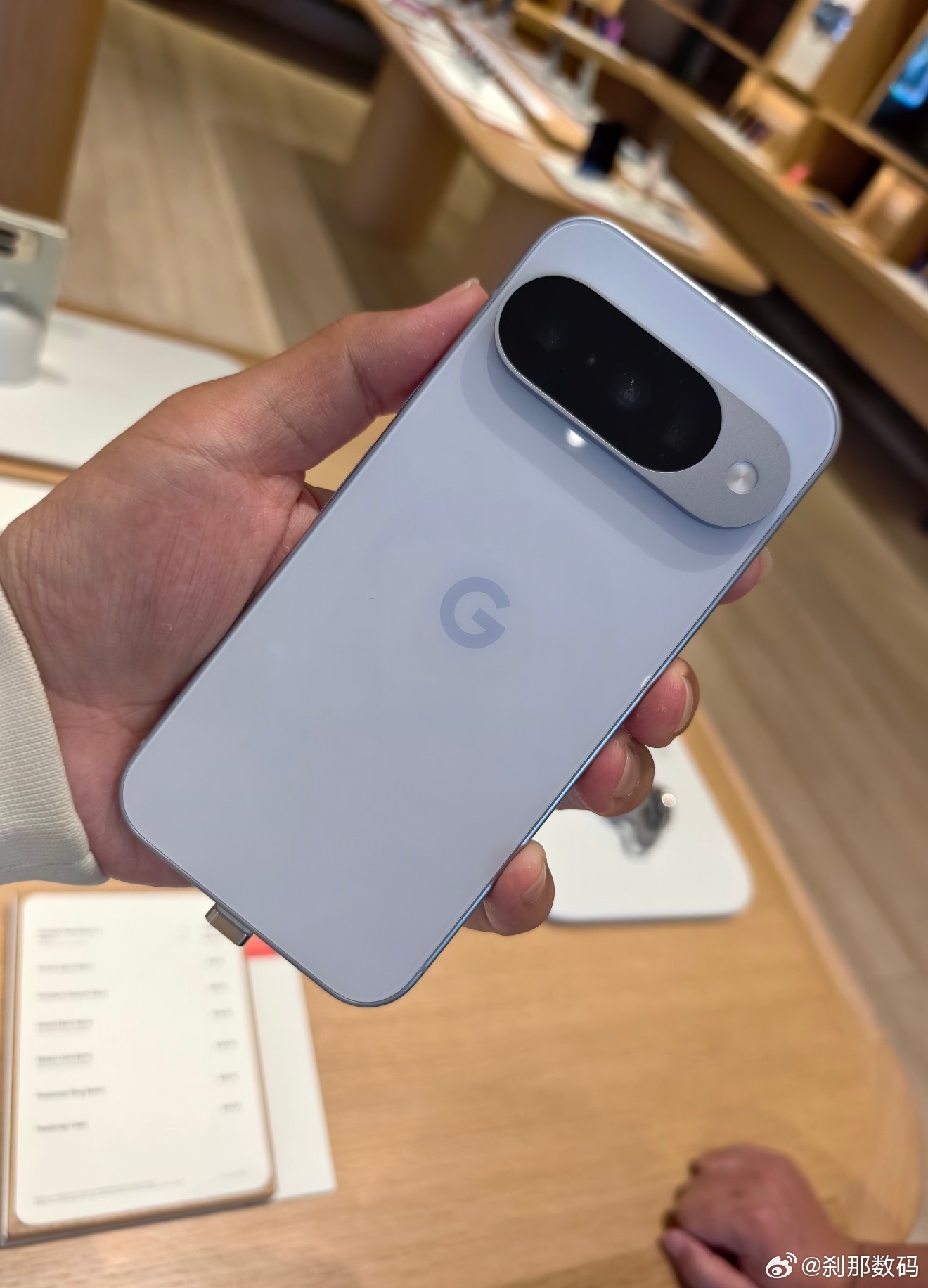 Google Pixel 11 镜头模组改全玻璃覆盖了啊，我还是喜欢带金属部分的