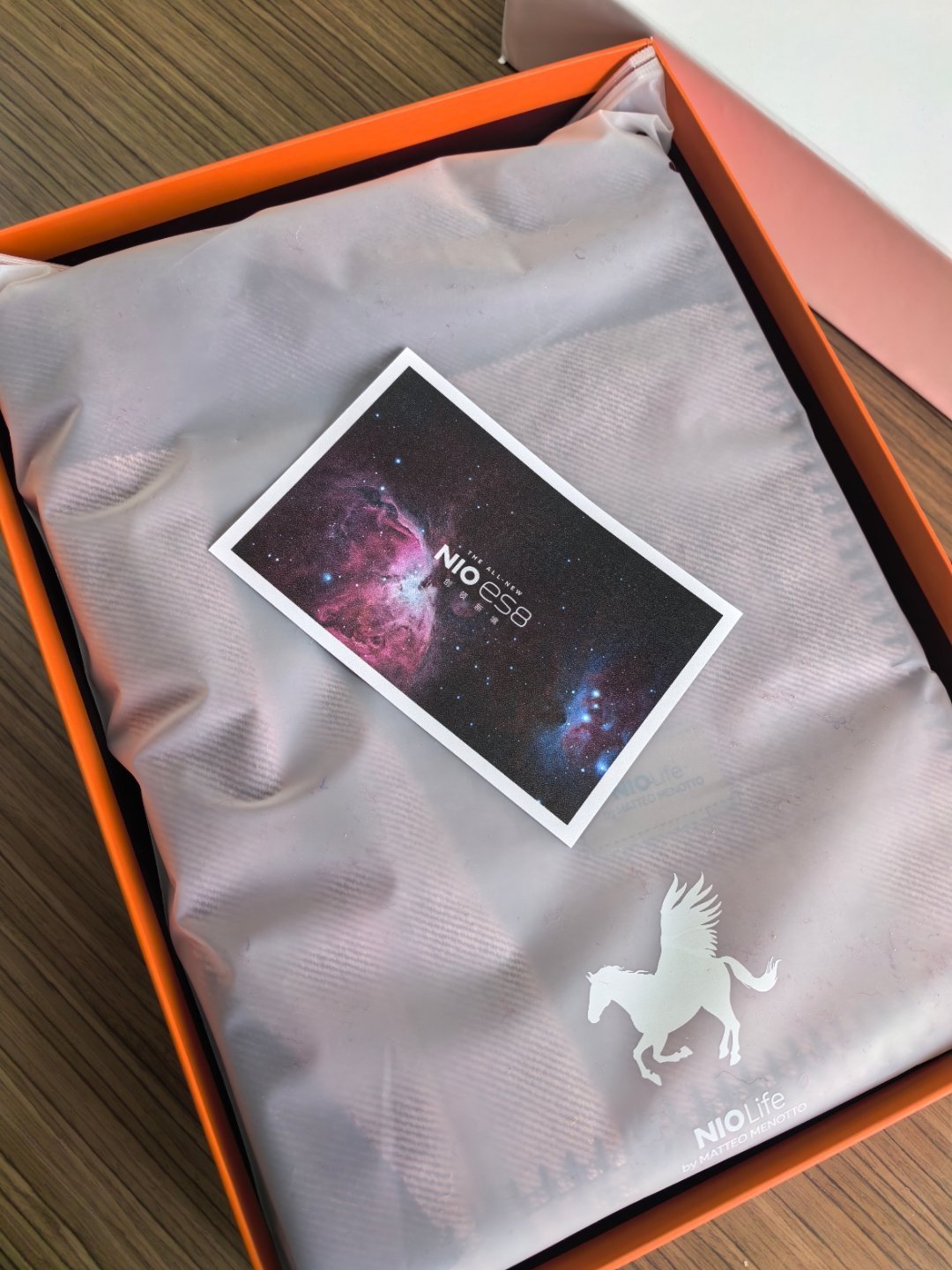 蔚来赠送的毛毯质感不错，可以送给贴心的女友来，随便说句话，抽了它 大连