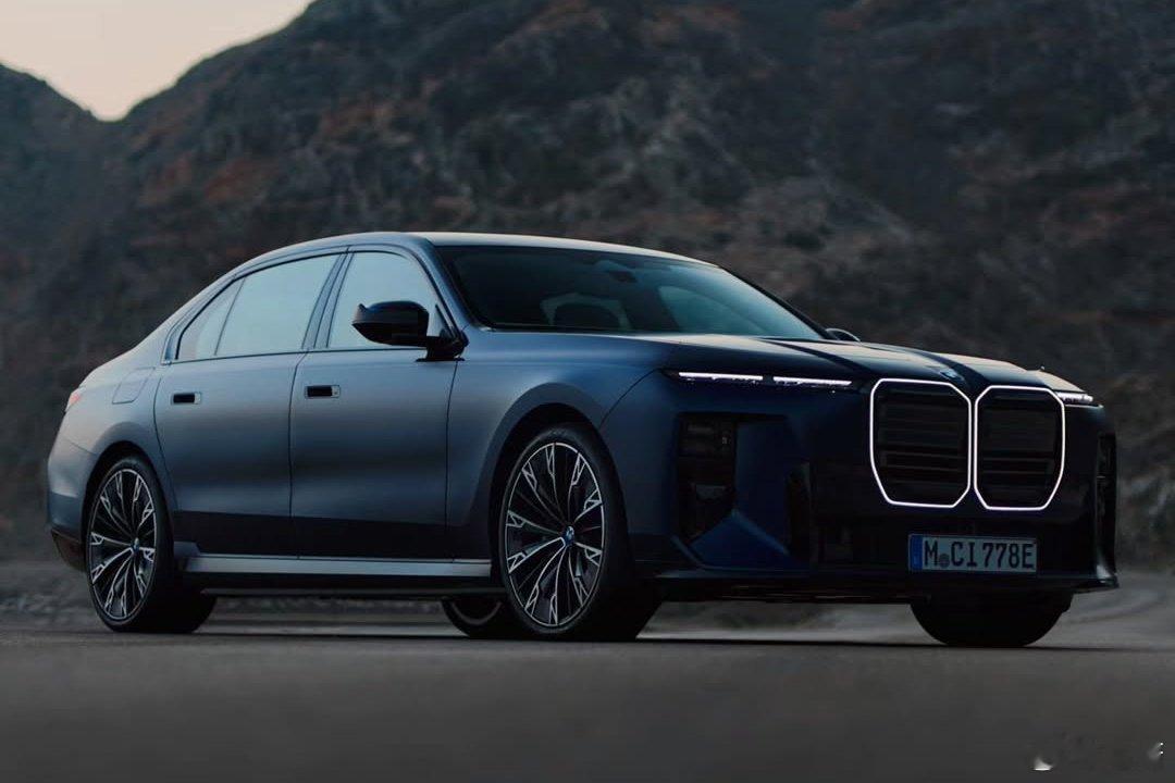 宝马新7系列图片又偷跑了，内饰和iX设计风格接近，副驾屏挺别致 