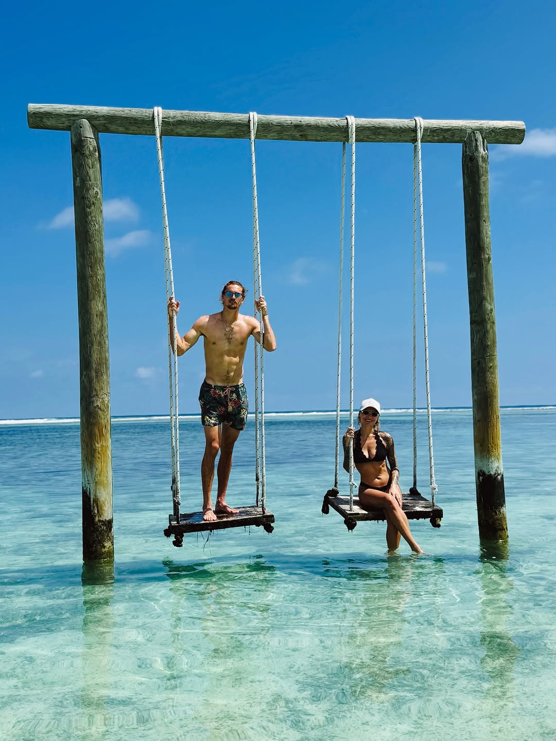 兹维列夫分享甜蜜度假照~“追逐落日余晖，晒出阳光印记，尽享惬意时光 ☀️”网球t