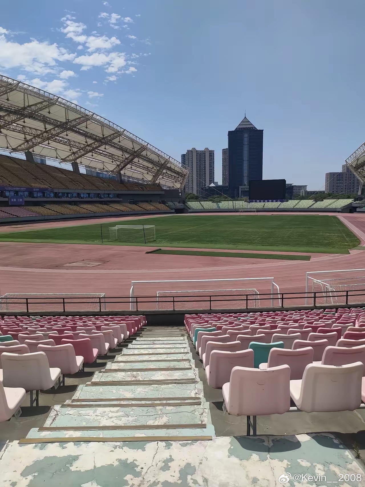 江阴体育场估计要迎来自从它建成运行以来最热闹的足球赛了！体育场的草坪也已经精心铺