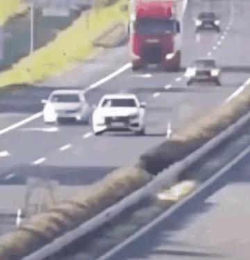 这是车子故障了还是驾驶员睡着了，速度一点没减。打着左转灯的绝对是十年以上的老司机