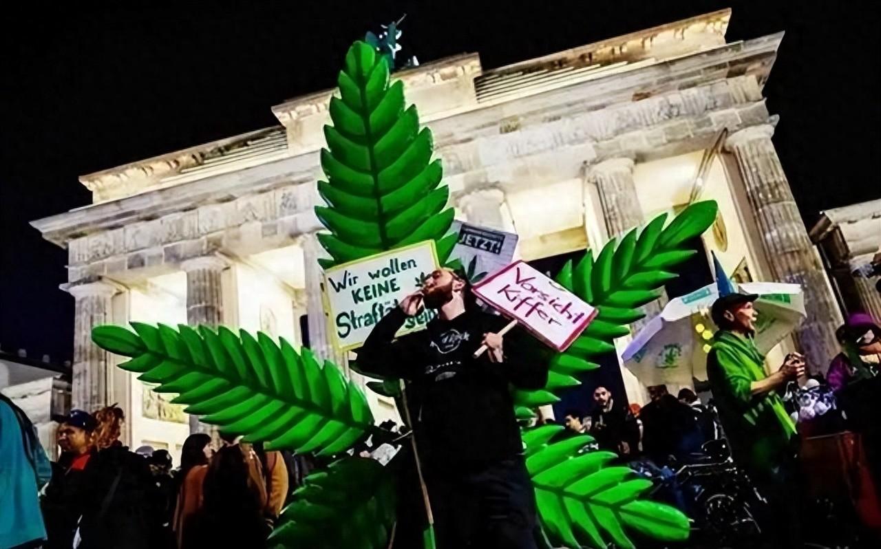 百年前的回旋镖飞回来了！凡是拿了大清赔款的国家，终将成为大清

1901年的《辛