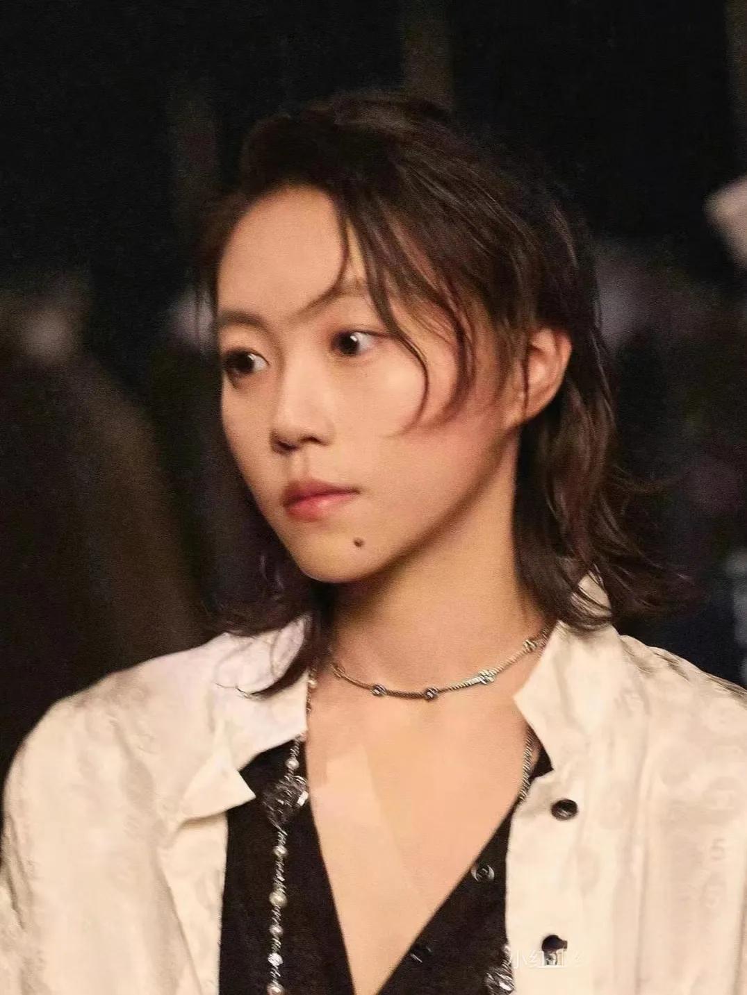 你敢相信吗？窦靖童竟然开演唱会了！
第一，她真的没继承王菲的美貌。
第二，她也没