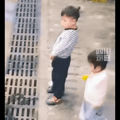 万万没想到，安徽，一3岁小男孩正在路边下水道处小解，突然这一旁的妹妹竟径直就走到