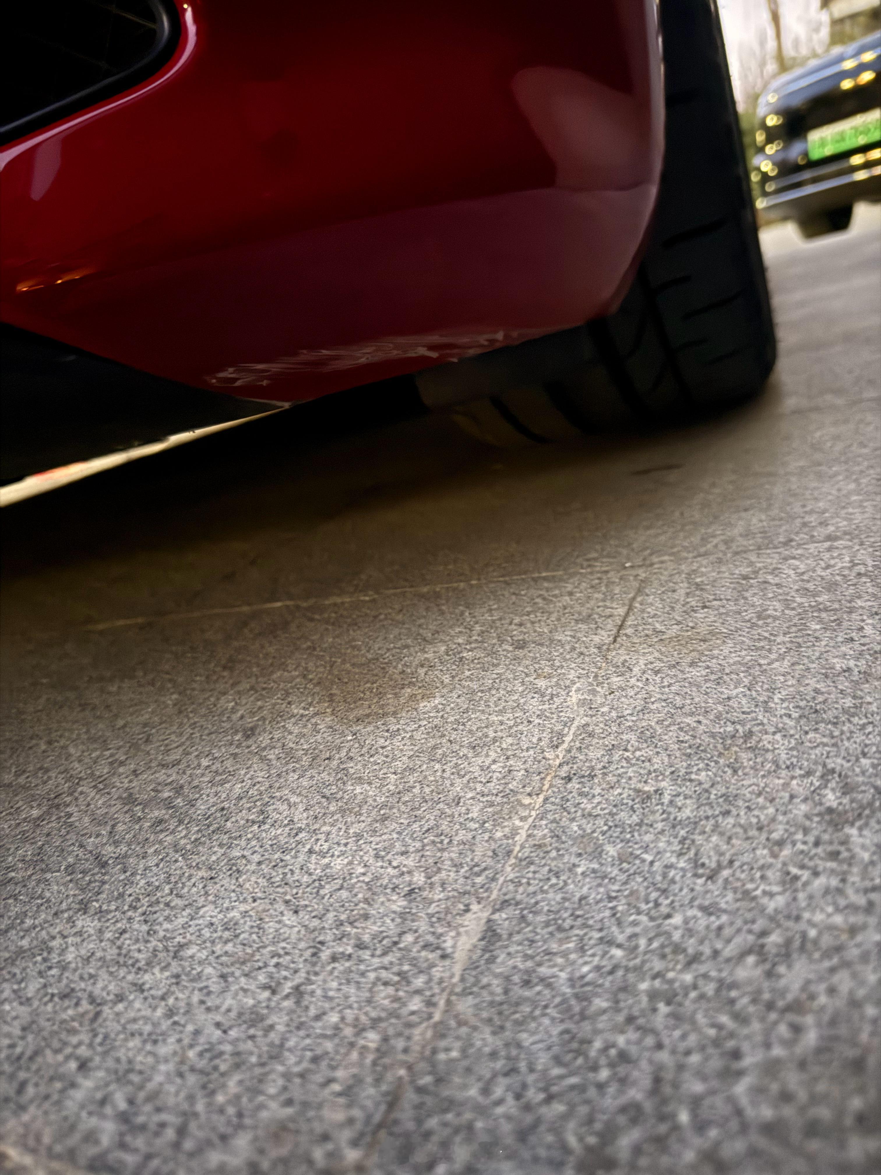 呃 没想到门口的排水渠那么低我还是斜着开的 结果… 就听见 ceng 的一声我就